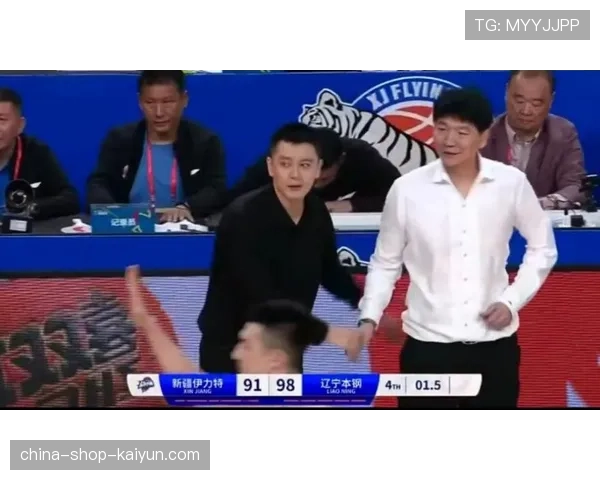 赛后，杨鸣与邱彪握手致意，长时间交谈